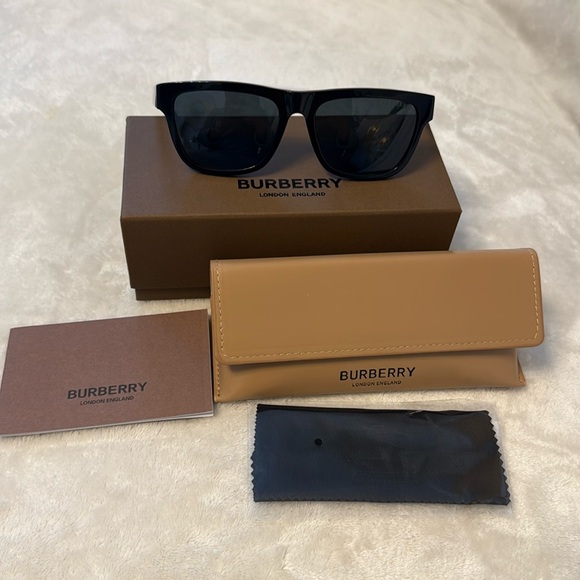 ❌SOLD❌Burberry Sunglasses Black Polarized Square White Logo Solid Checkered In… - Picture 1 of 9